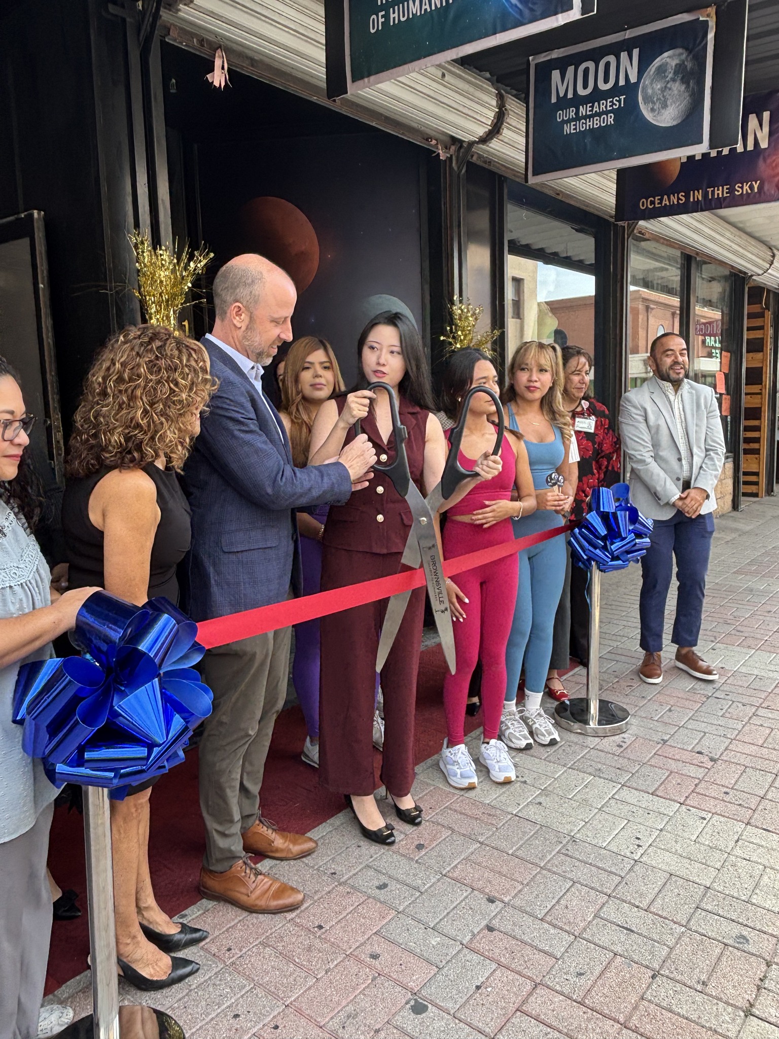 rose　チェア3点 Stellare fashion boutique opens in Brownsville