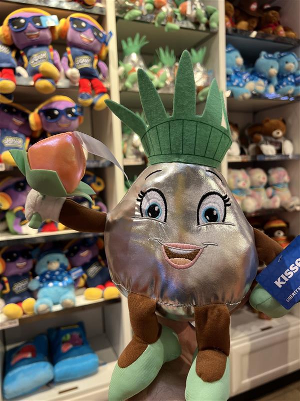 Our *new* Lady Liberty-inspired HERSHEY'S KISSES plush is now
