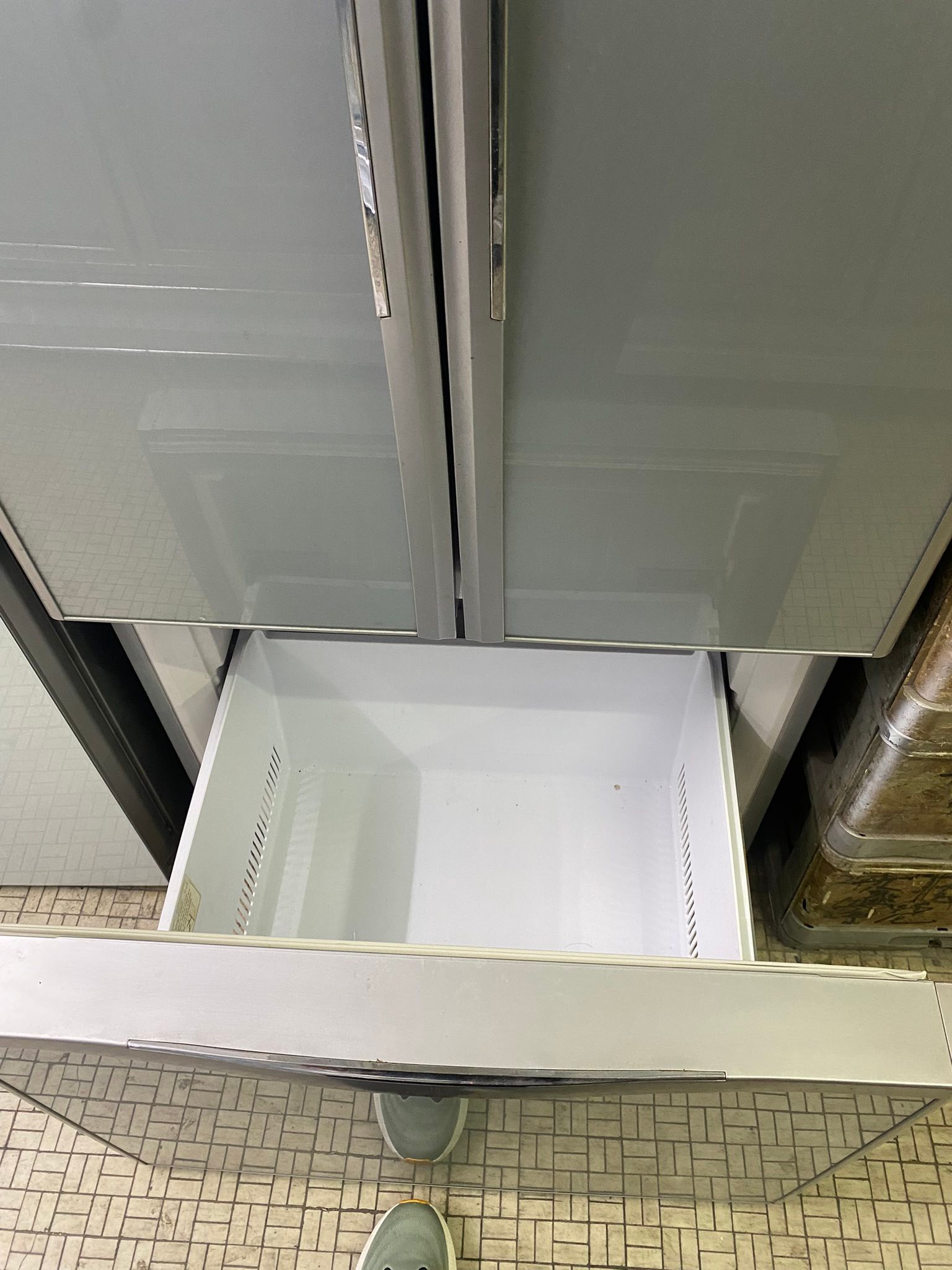 正記二手電器 - 曰立三門雪櫃 較大容量 正常使用 高度178 cm闊度75 cm深度76 cm 變頻 玻璃面 $1800元 電話6347 ...