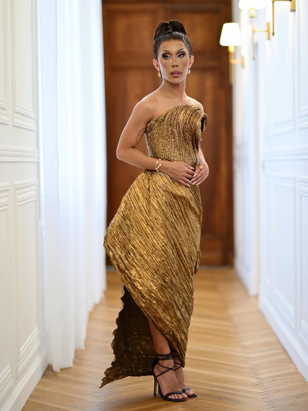 marina dresses gold PH REPRESENT 💅 For her second look at the prestigious event, Summers donned an exquisite gown made by Filipino designer Rajo Laurel, which featured wave-like elements. Courtesy: John Levent via elegant yellow evening gown