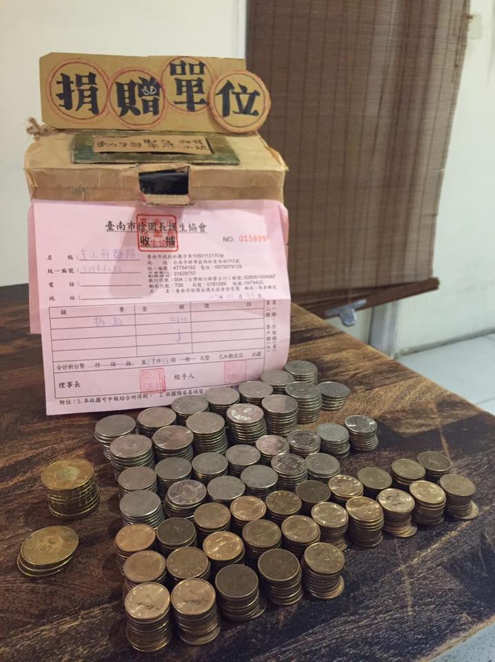 烹小鮮 - ：「請問需要袋子嗎？ 如果需要請捐五元到捐獻箱喔！」 ：「吃不完要打包嗎？...