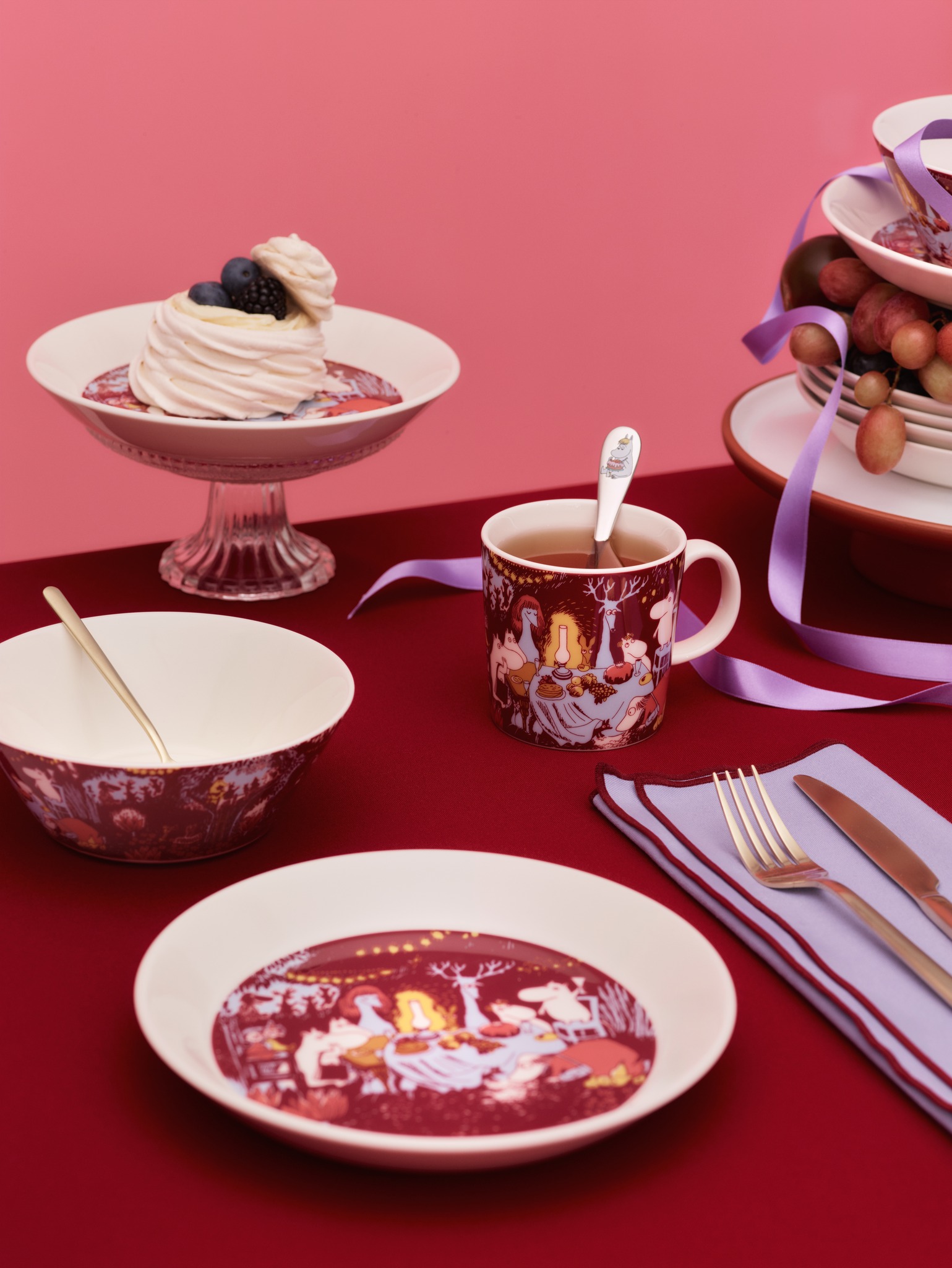 Let's raise a toast to love and friendship 🎀 Moomin Arabia crowns