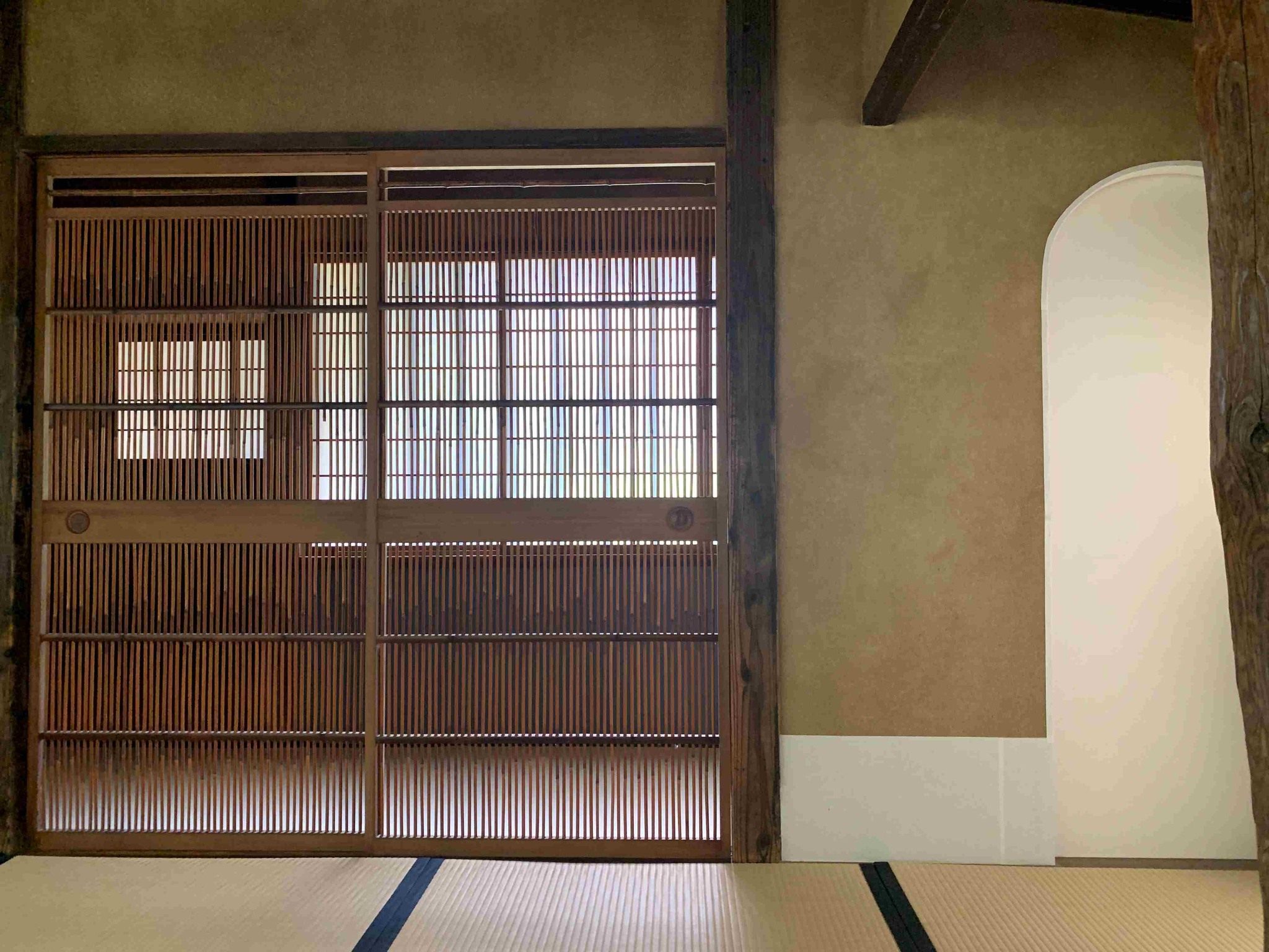 阪急文化財団 - 【池田文庫】茶室「大小庵」のふすまを夏の建具、簀戸（すど）に取り替えました。涼しげですね。この茶室は... | Facebook