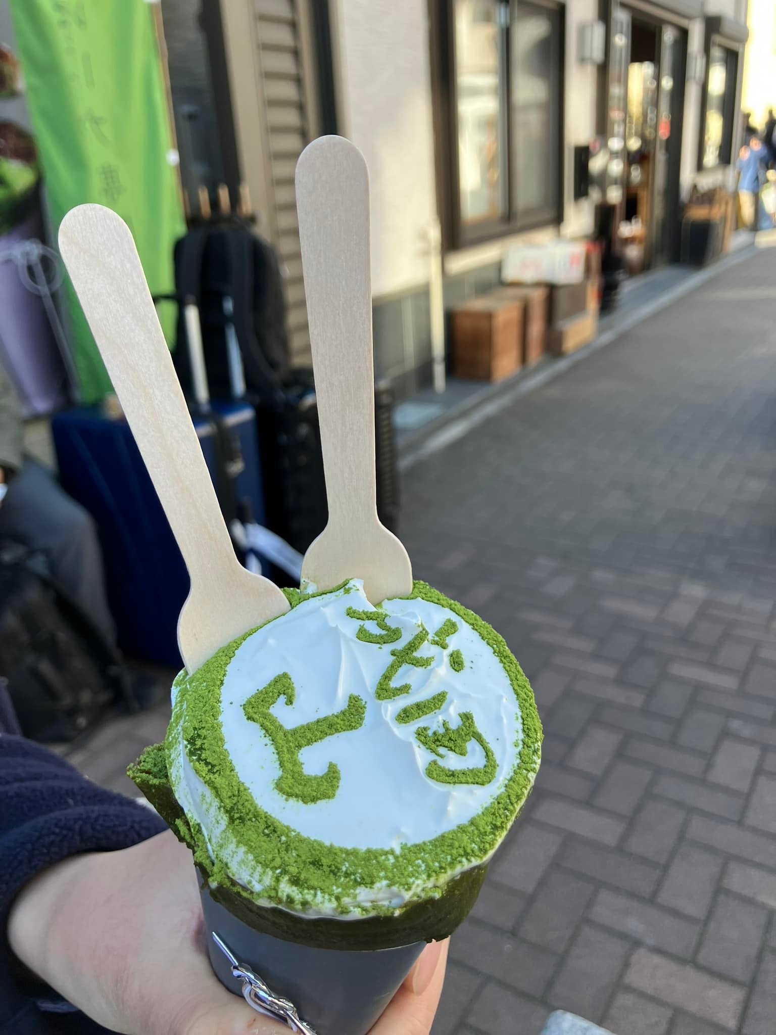 成田山参道にオープンしたばかりの抹茶クレープ「たばねのし」さんで