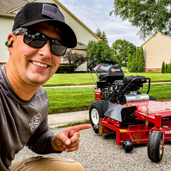 ロー専用 Exmark Lazer Z X-Series with Rehlko engine for lawn maintenance