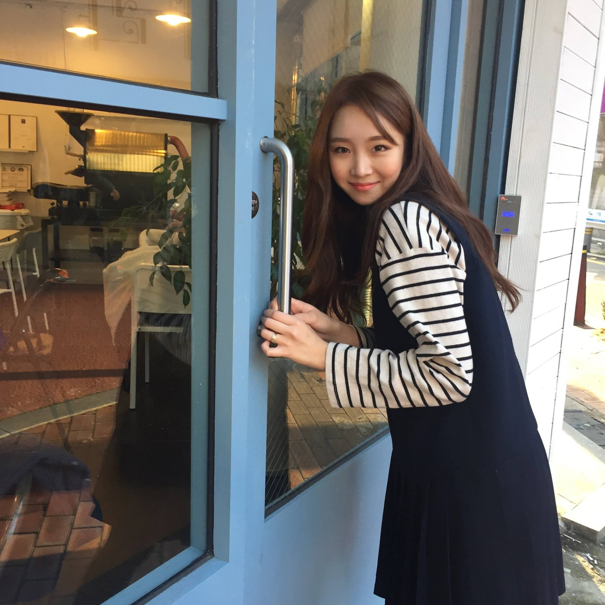 쿠치마치 - 쿠치마치 데일리룩 반폴라 스트라이프티에 귀여운 플리츠 원피스! 따뜻함과 센스를 한번에♡... | Facebook