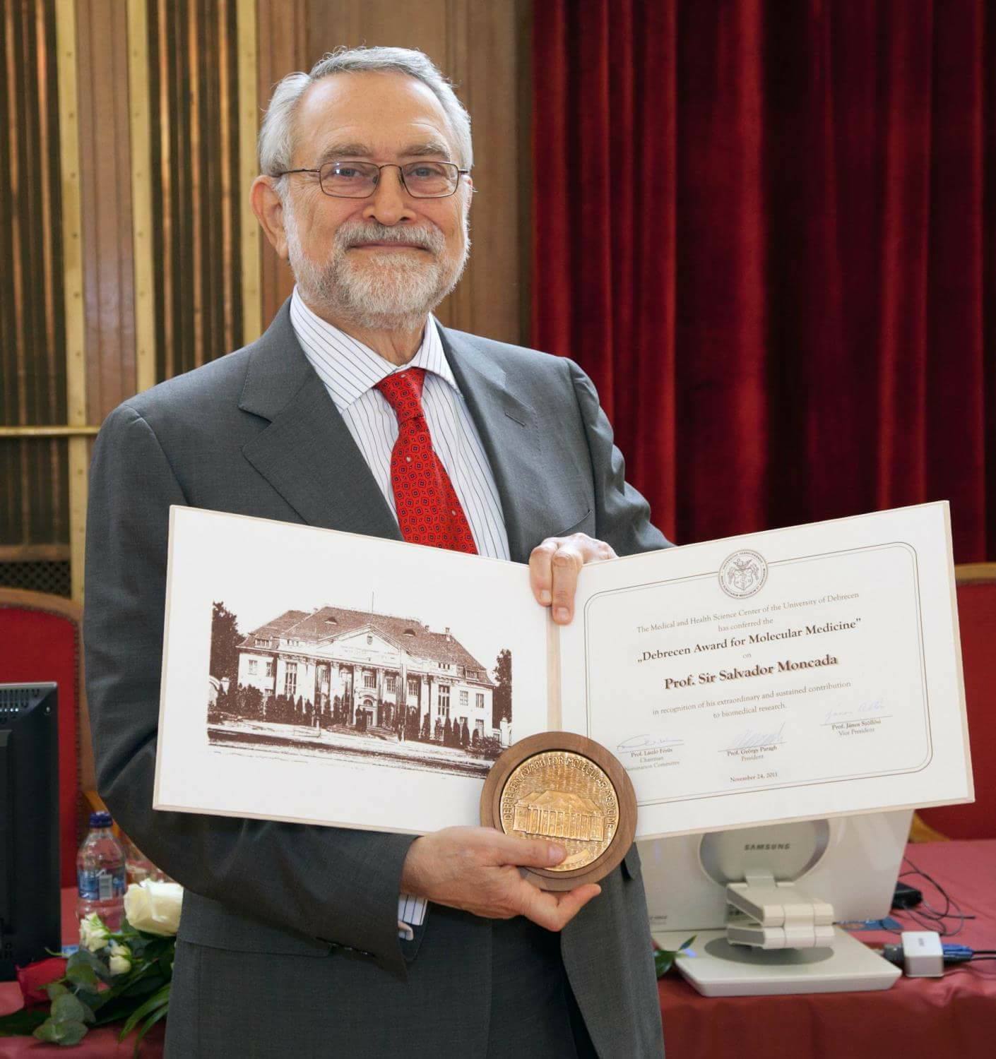 El - El Dr. Sir Salvador Moncada es un farmacólogo orgullo catracho ...