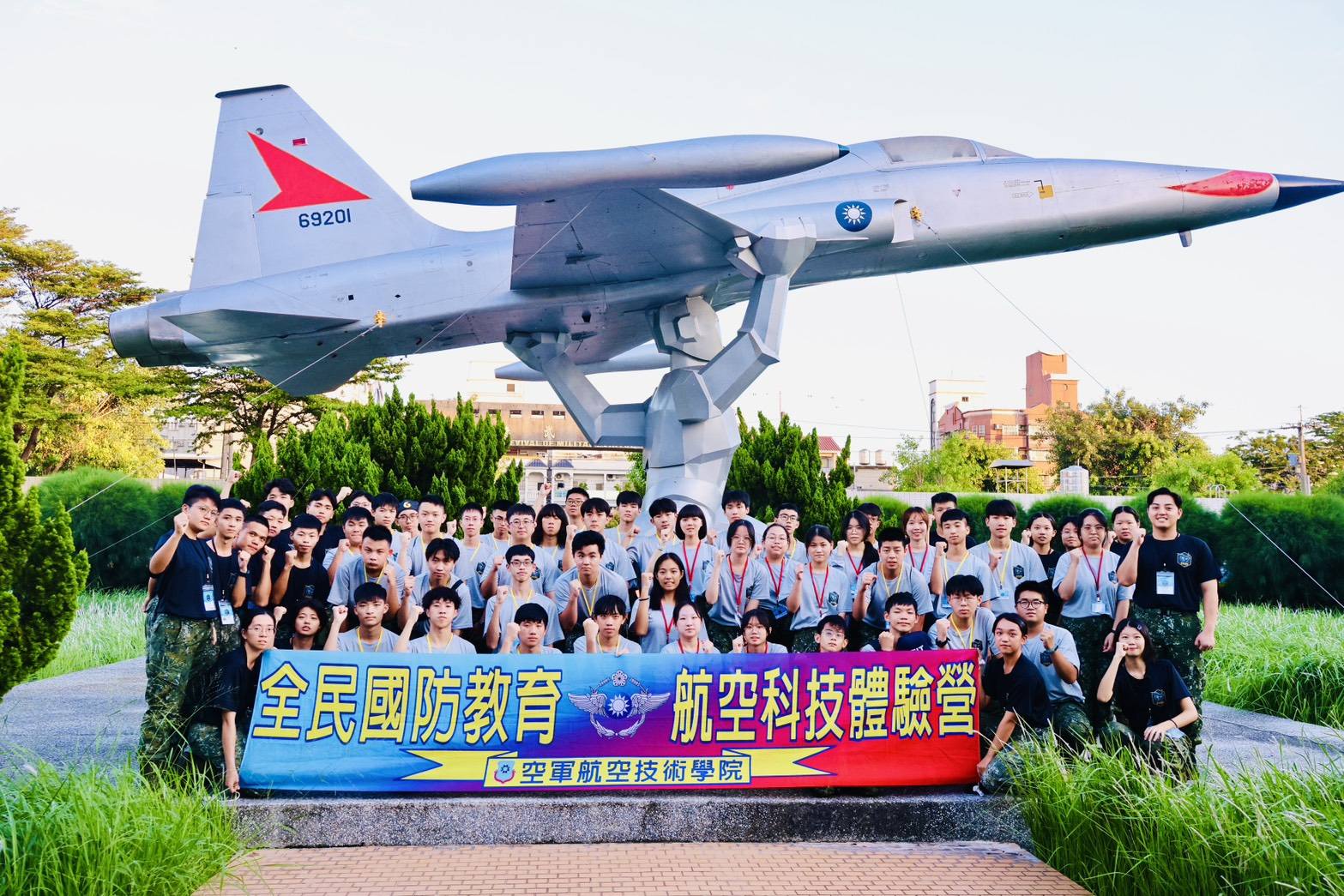 中華民國空軍 - 透過有獎徵答，學員們對於F-16戰鬥機的機體構造及任務有更多認識 | Facebook