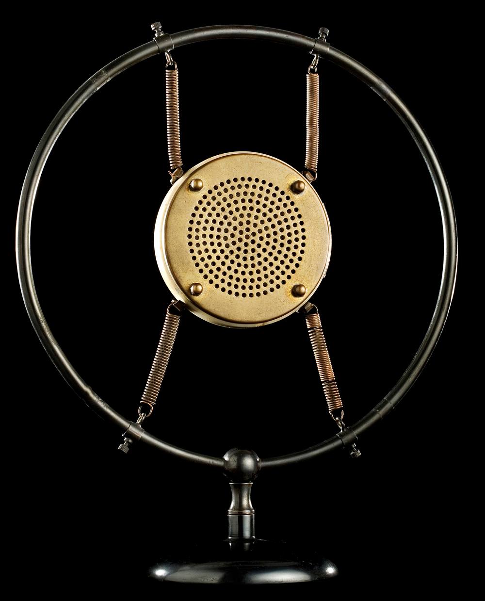 Museu RTP - Sabe o que é um Microfone de Carvão? É um... | Facebook