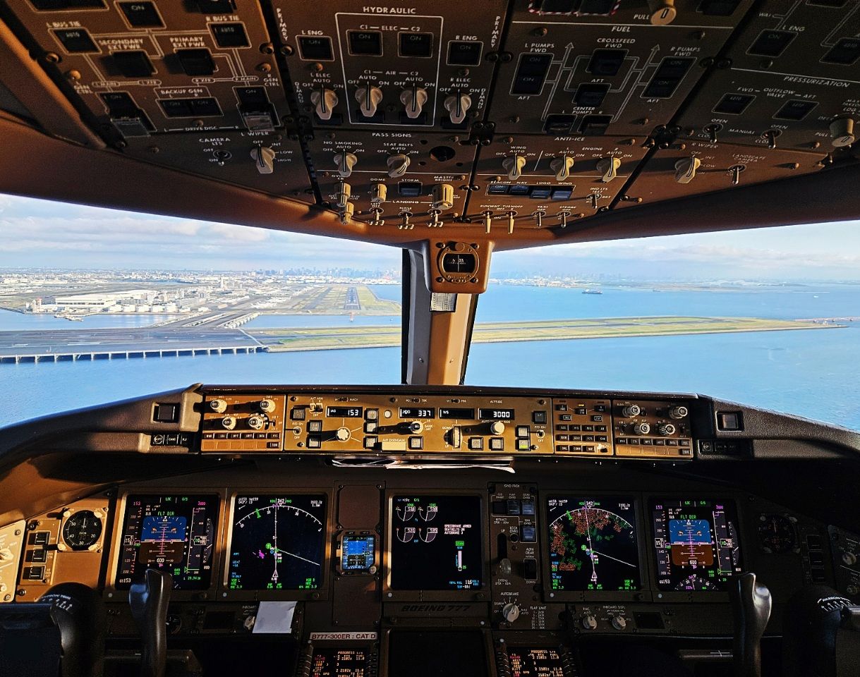 Live - Final approach into Tokyo runway 34R. What you see in the ...