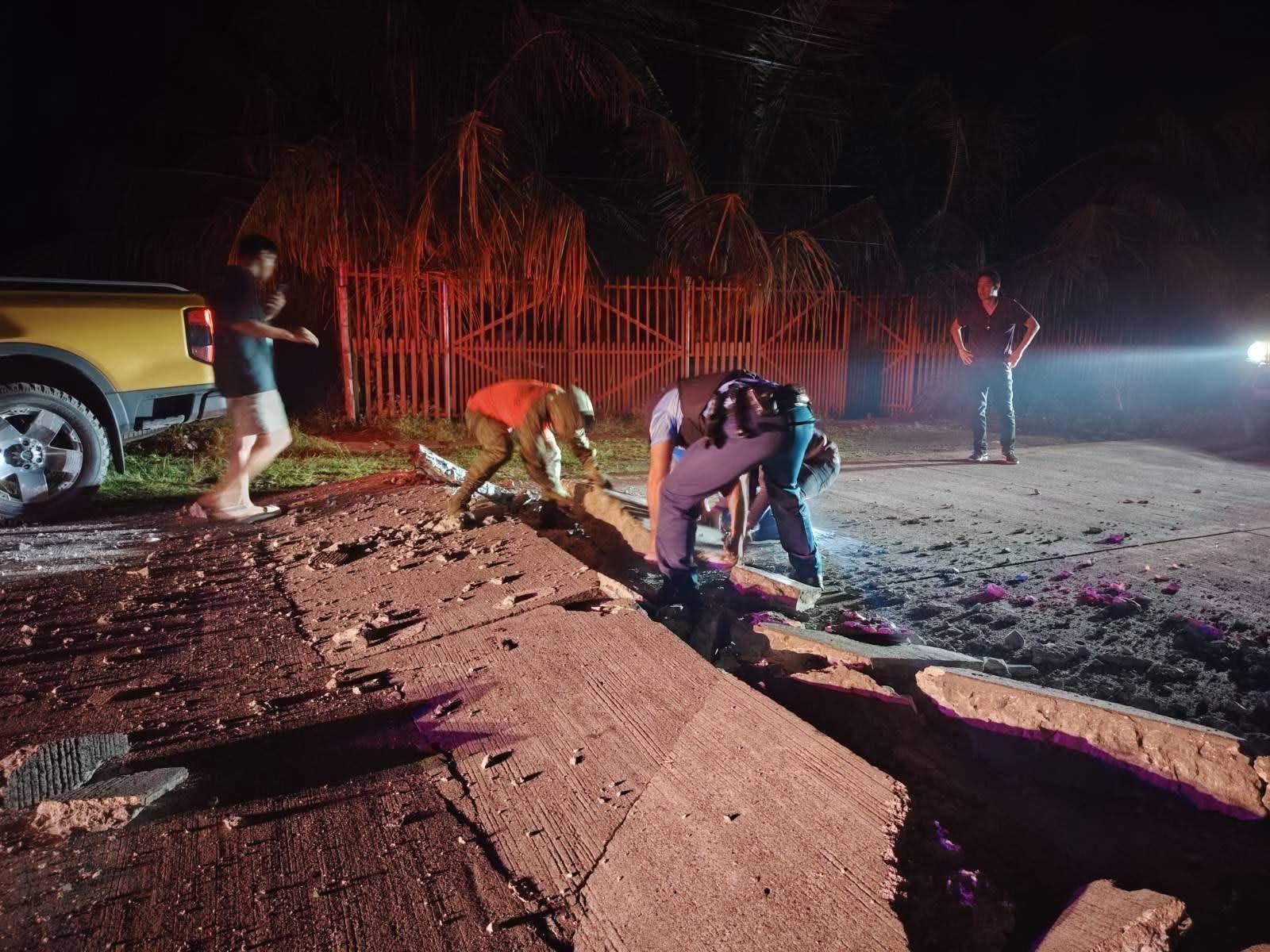 NewsWatch - LOOK: Philippine Army personnel retrieve four cadavers ...