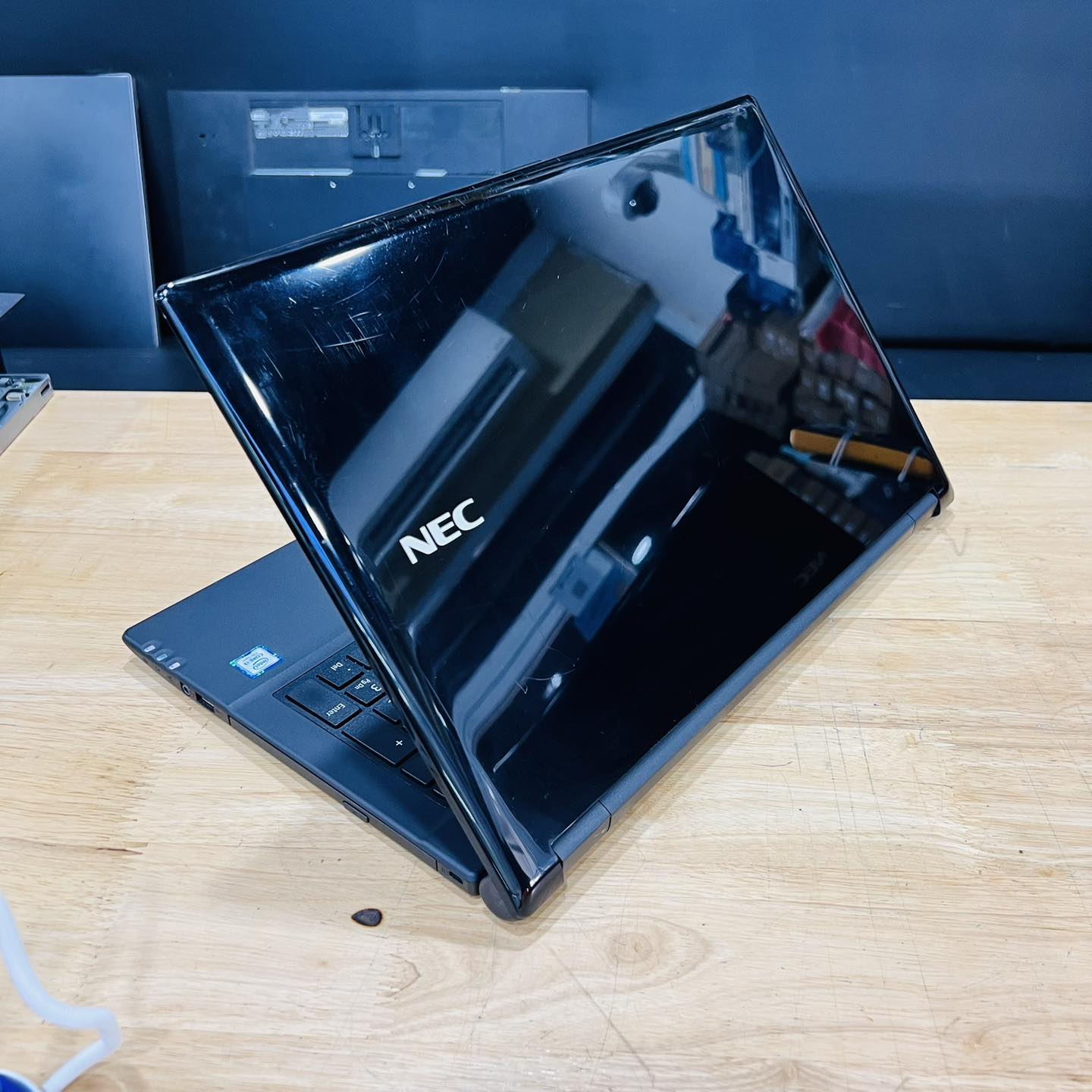 NEC VersaPro (99$) 👉 CPU : Core i3 7th Gen 👉 RAM : 4GB