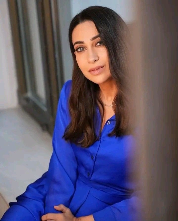 karishma kapoor blue dress The 'True Blue' Diva! 💙 Karisma ka yeh close-up, itna vibrant aur striking hai ki aankhein hat nahi rahi hain. That rich dress, aur us par aapka yeh sharp, confident Best dancer Select Shoe Size:43 P090326-EXC Ava Presley 26532 Beaded