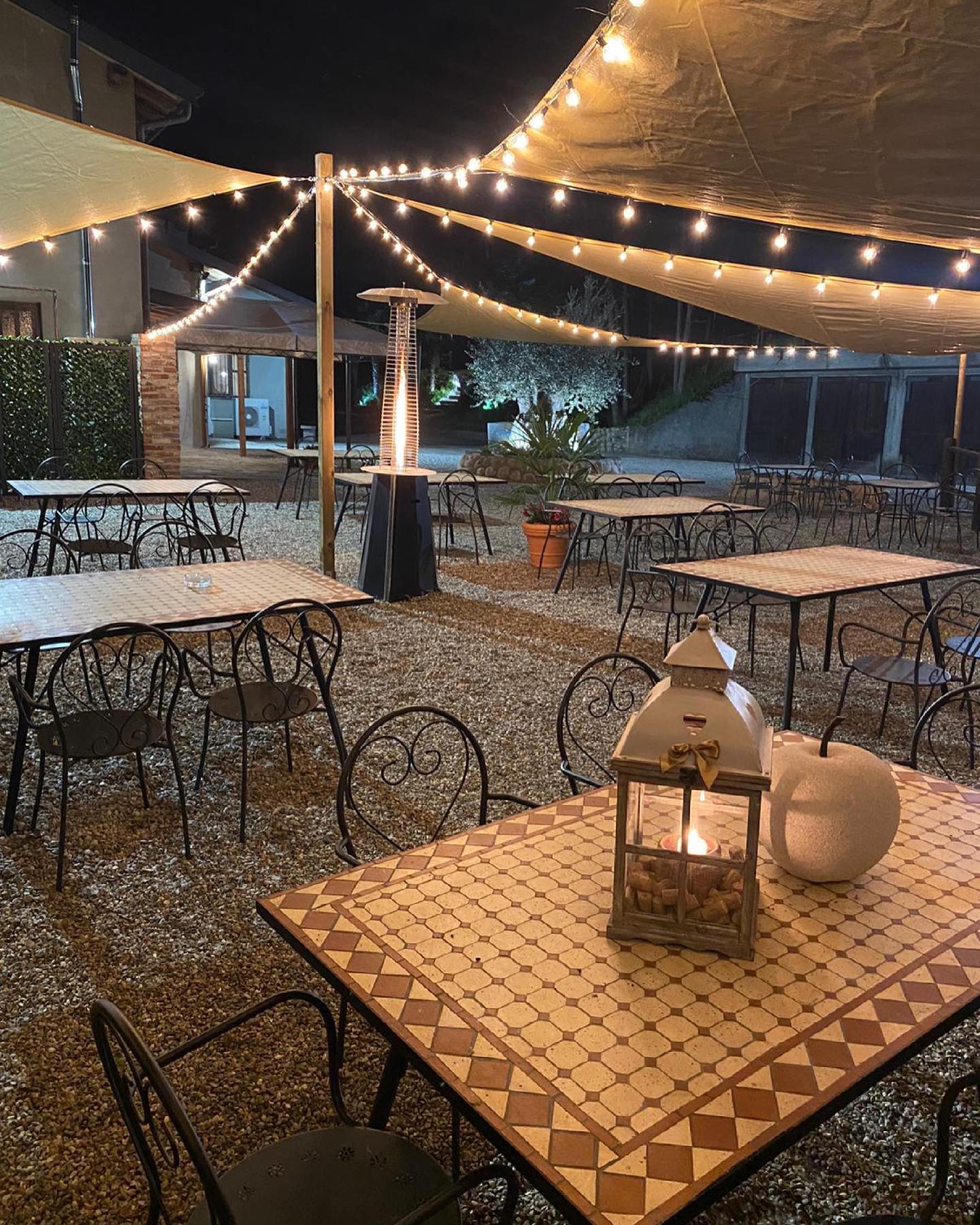 pronti-per-l-esterno-ristorante-dai-gemelli-salis