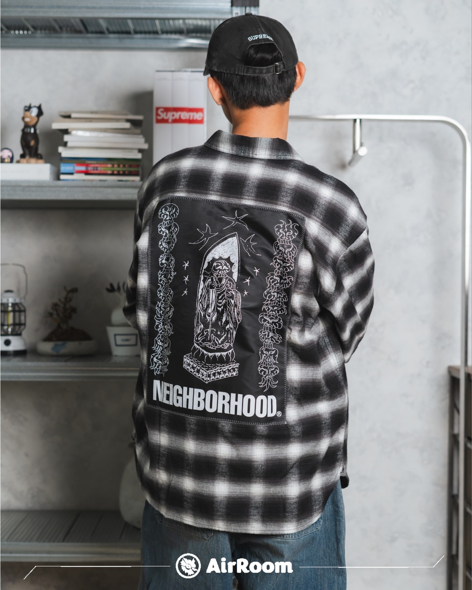 NEIGHBORHOOD - 採用漸層的格紋襯衫背後是和FUCKING AWESOME合作的大型 