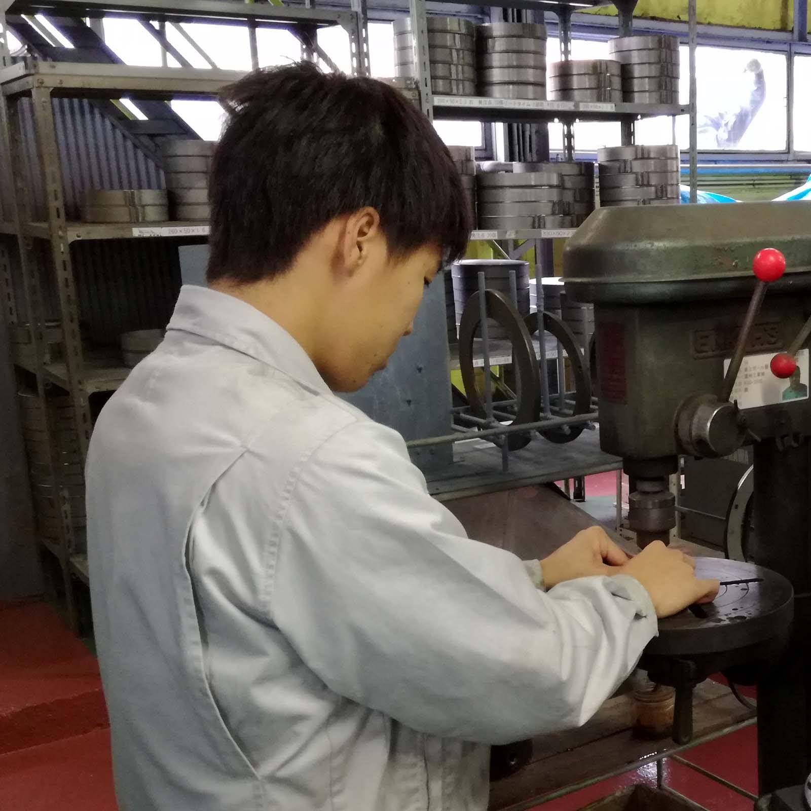 洲崎鋳工株式会社 一昨日から３日間 伏見工業高校の生徒 ２年生 が２人 インターンシップに来ています 昨日は溶接を Facebook