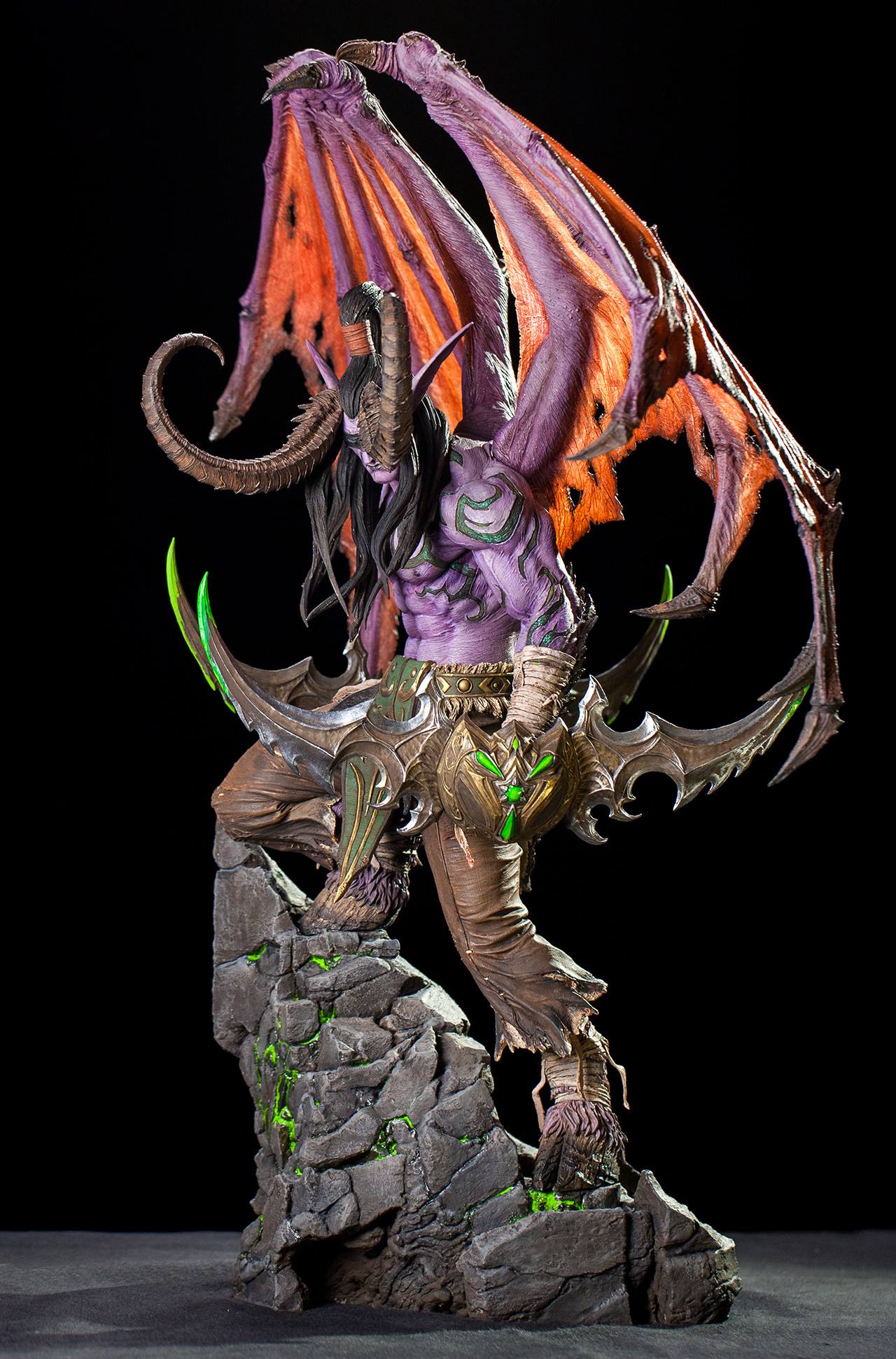 Just received the Hero Toys Demon Hunter(Illidan) dark variant.