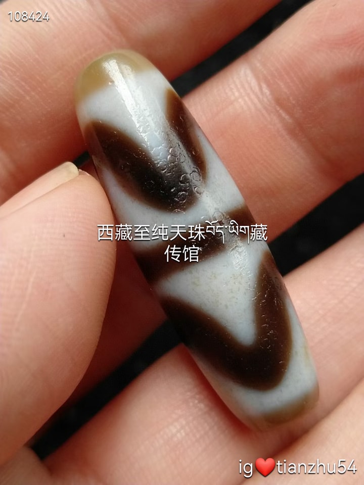 传承西藏双虎牙天珠皮壳润度好，孔道玉质感强，质地纯，一颗好珠子尺寸
