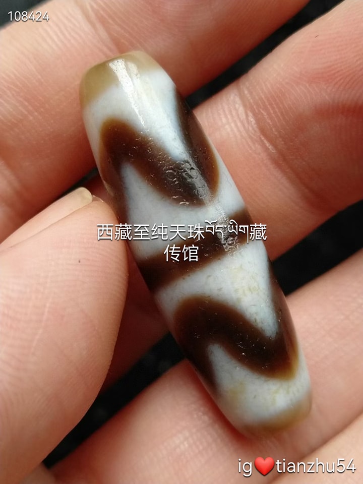 チベットジービーズ 西藏天珠　至純天珠 　風化馬蹄紋 朱砂入り　双虎牙天珠 传承西藏双虎牙天珠皮壳润度好，孔道玉质感强，质地纯，一颗好珠子尺寸