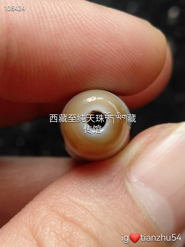 传承西藏双虎牙天珠皮壳润度好，孔道玉质感强，质地纯，一颗好珠子尺寸