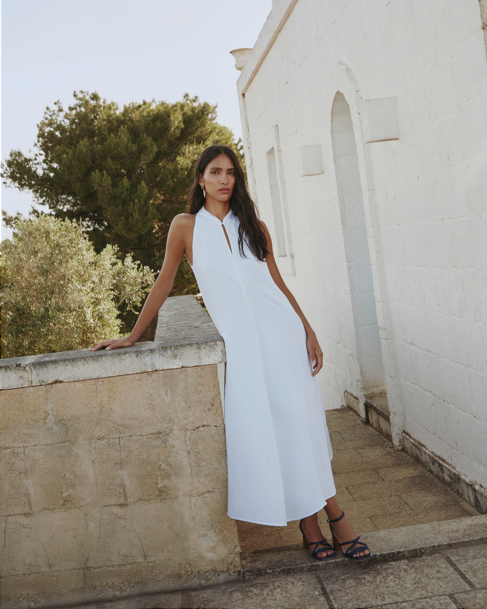 golden afternoon dress in linen on the skin, the perfect Italian afternoon. Accessories that glow like summer memories. Between a piazza and a gelato, she lives the moment. Simple. Elegant. Authentically bella.🤍 #lionofporches #linen # 17/03/25
