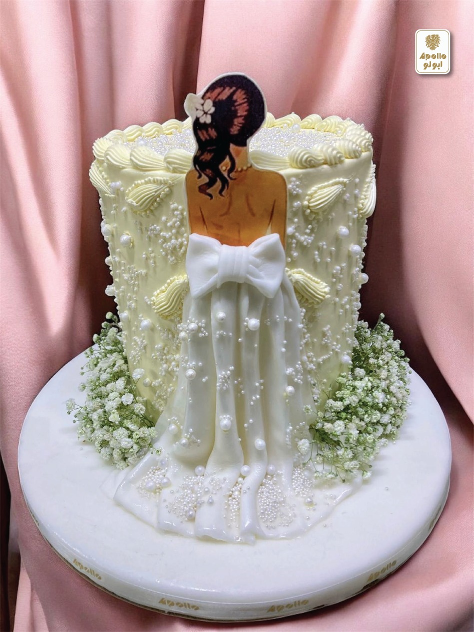💍🎂 A Bride Straight Out of a Fairytale! ✨ This exquisite cake features a bride topper with a handmade, glamorous gown, adorned with delicate pearls for a truly luxurious touch. Every detail