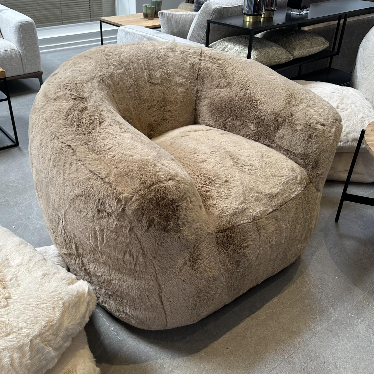 WE LOVE IT KUSCHELIG ✨ Leute, wie findet ihr diesen ultimativen reinfläz- kuschel-knuddel-relax-Lounge-Sessel? 🪑 😍 Wir sprechen hier von einem echten Meisterwerk in Sachen Gemütlichkeit, das eure Wohnzimmerträume wahr werden lässt. Egal, ob