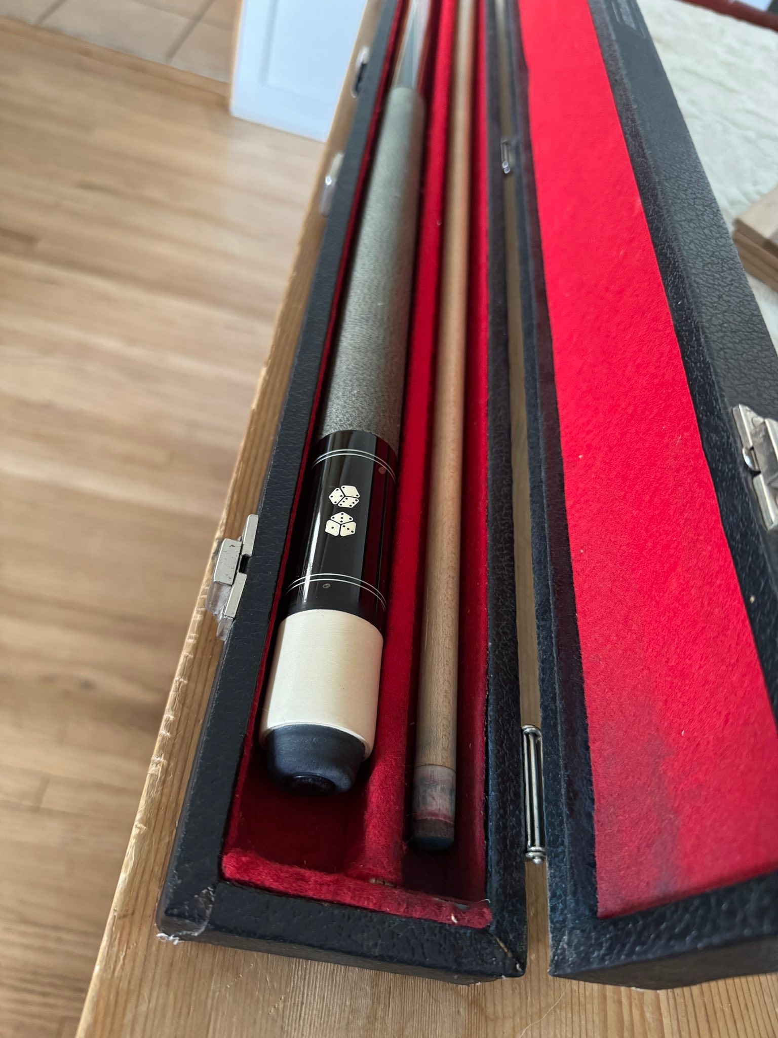 What is a McDermott D19 pool cue worth?