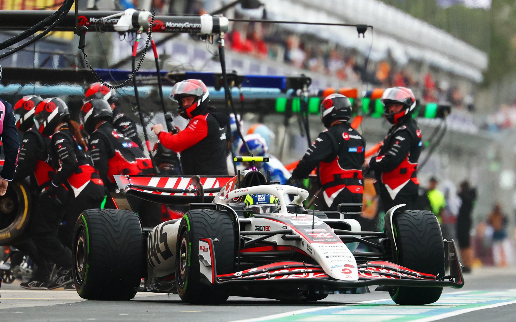 Two Top 10 pit stops to kick off the season! ?? Our crew 