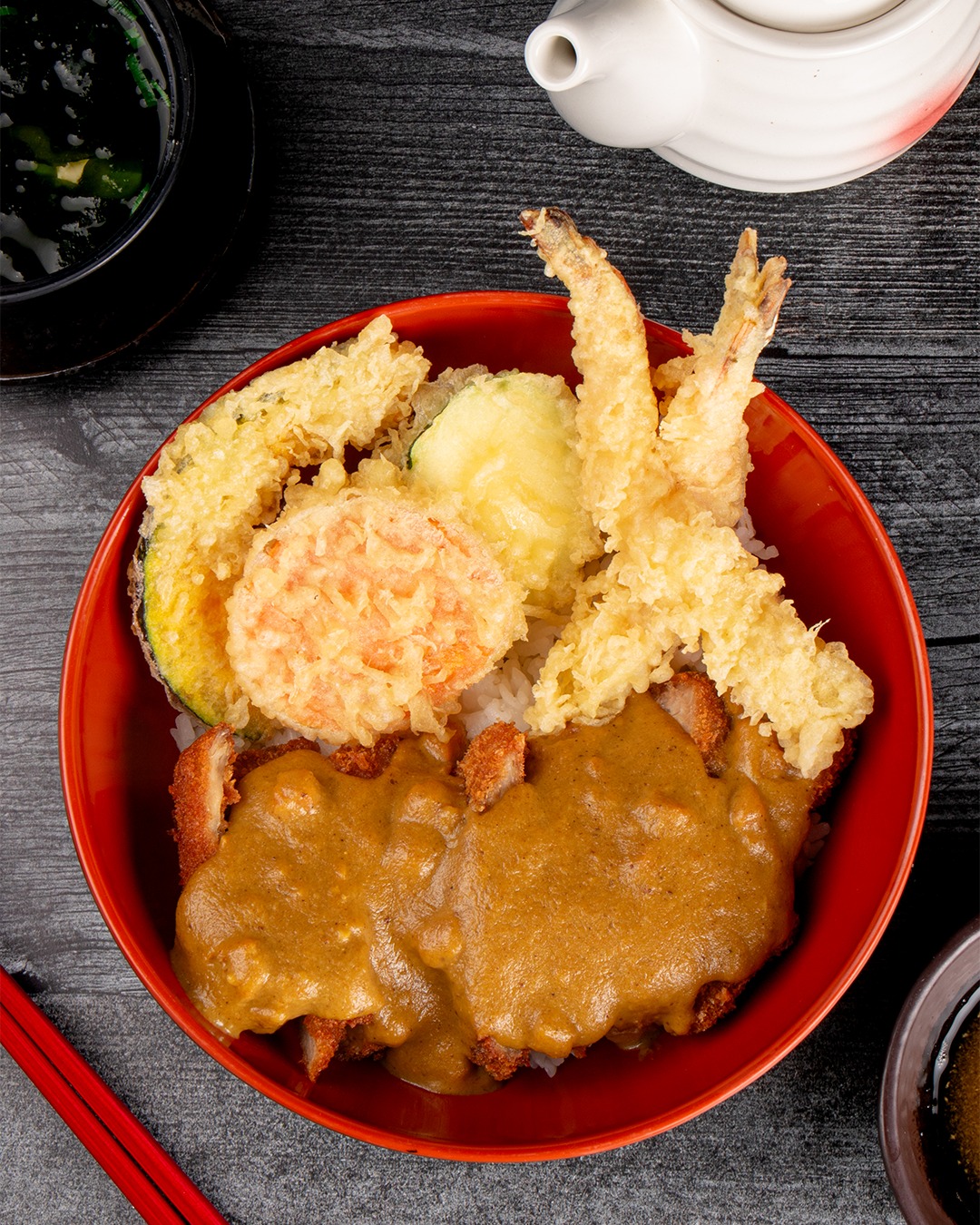Who's hungry?!👋🏽 Check out our Chicken Katsu Curry with Tempura