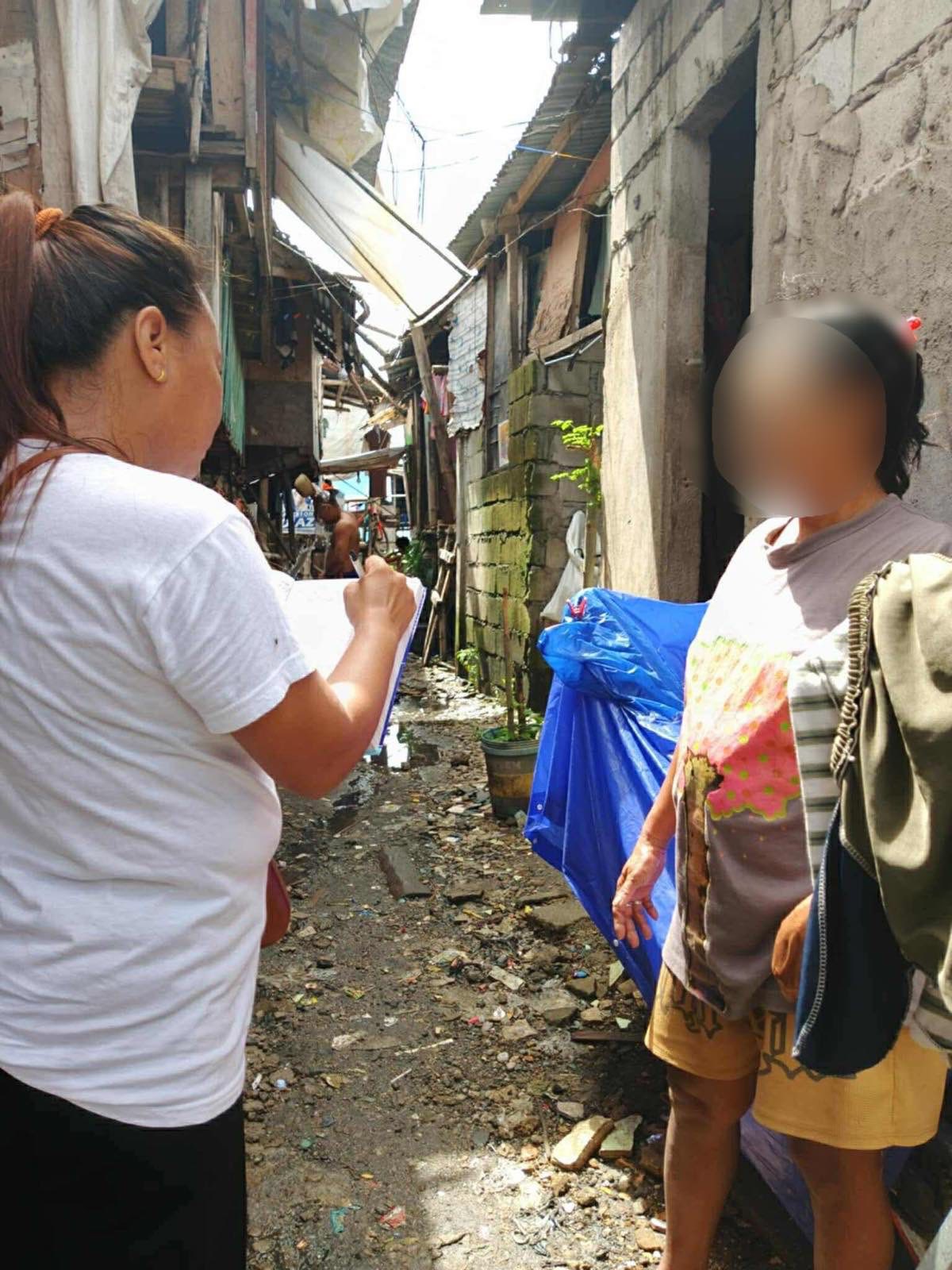 City - Nagbahay-bahay ang mga health center staff para mamigay ng ...