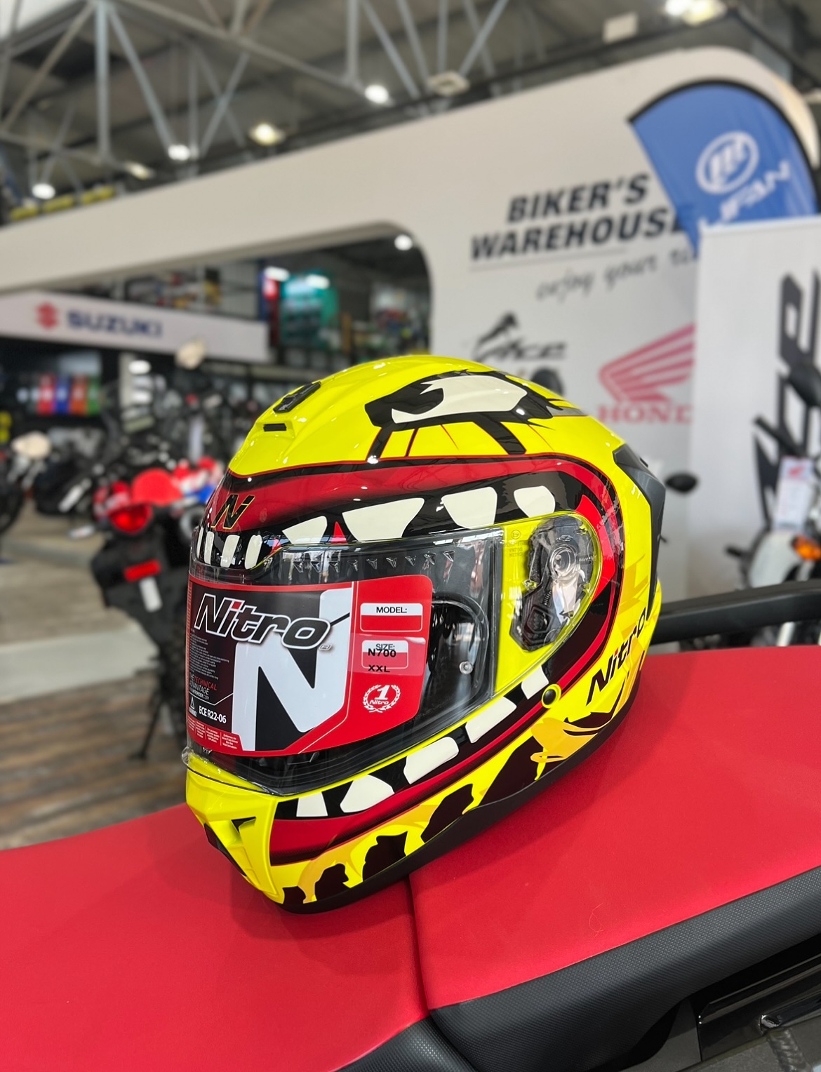 big head helmets motorcycles D.O.T. Daytona Skull Cap- Grey Carbon Fiber L It features a grey carbon fiber design and is made using the latest carbon fiber weaving techniques to create a stronger and lighter helmet P7 Suitable for Big Head