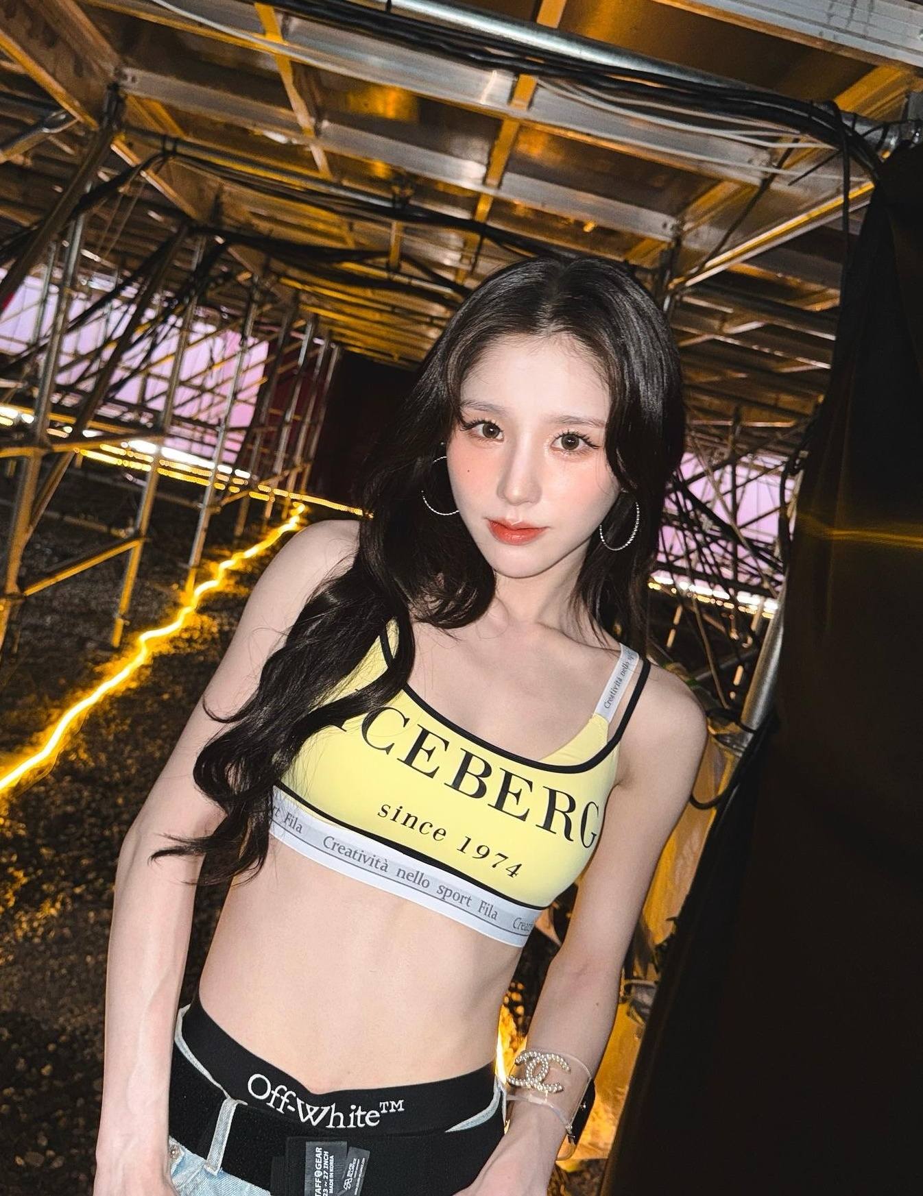 💛🔫 #Heejin 🔫💛 #ARTMS ~ #loona ~ #kpop #WATERBOMB