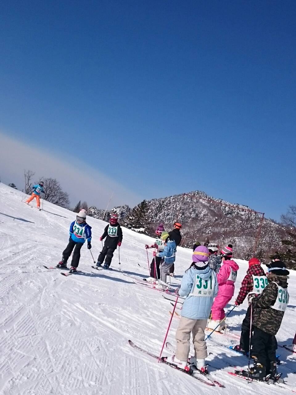 信州高山村観光協会 - 雪がいっぱい いいお天気 絶好のスキー日和(^o^)丿 高山小学校のスキー教室ですって。... | Facebook