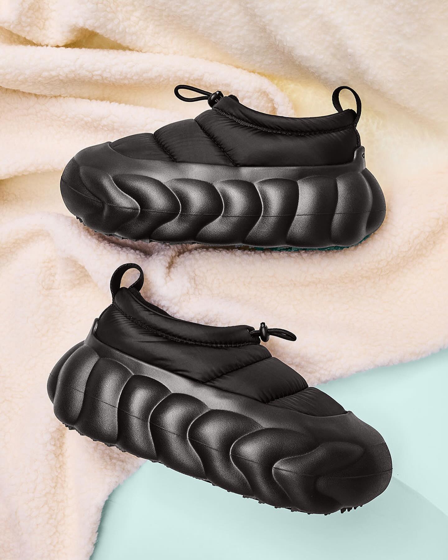 Crocs - Хөлдөө куртка өмсчихсөн юм шиг! ☁️👟 Crocs Overpuff... | Facebook