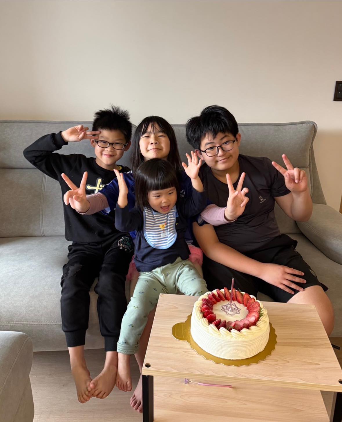 小金剛兄妹 - 元元晴晴生日快樂🎂 今年居然忘了寫文紀念🫣 也只準備一個蛋糕慶生， 明年一定要恢復成兩個！！！ 你們都越來越大惹， 面對的事情 ...