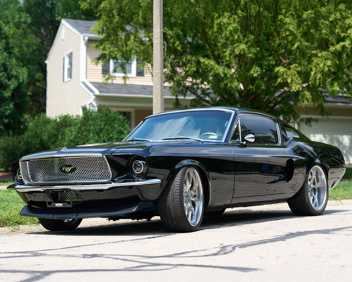 Full carbon-fiber body ✓ 450hp Roush Performance 427ci V8 engine