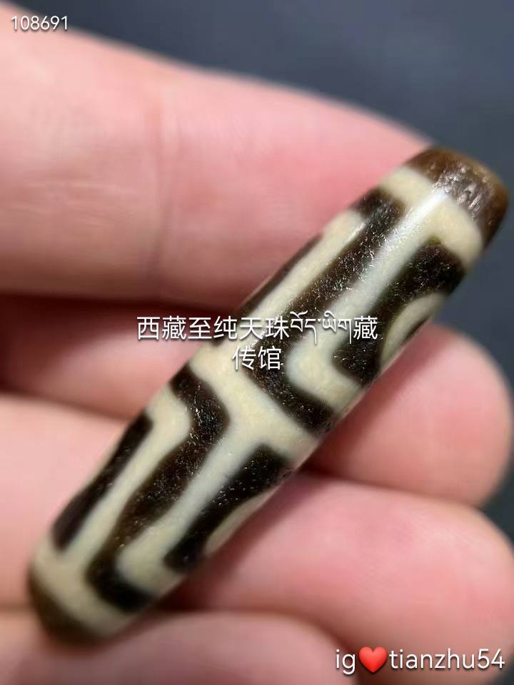 收藏级，地门四眼天珠无可挑剔的一颗天珠，品相非常完美， 漂亮！ 尺寸