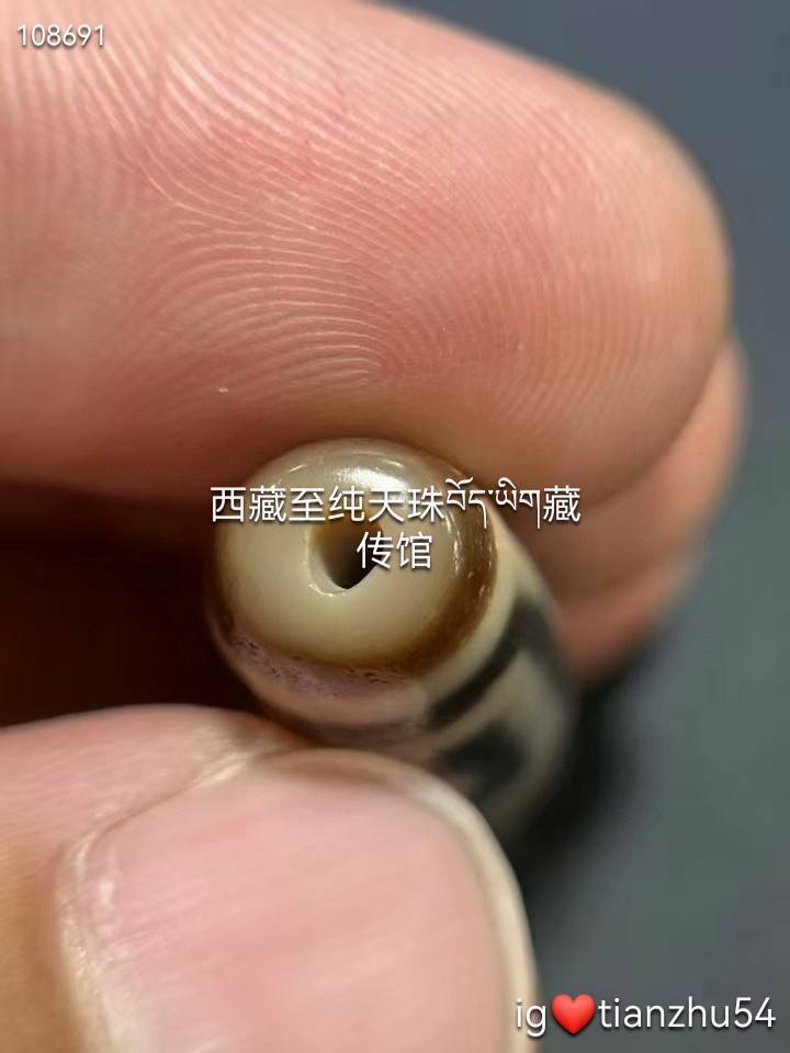 收藏级，地门四眼天珠无可挑剔的一颗天珠，品相非常完美， 漂亮！ 尺寸