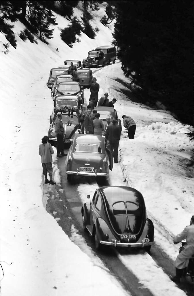 International - Festgefahrene Autos auf der Schauinslandstraße Quelle ...