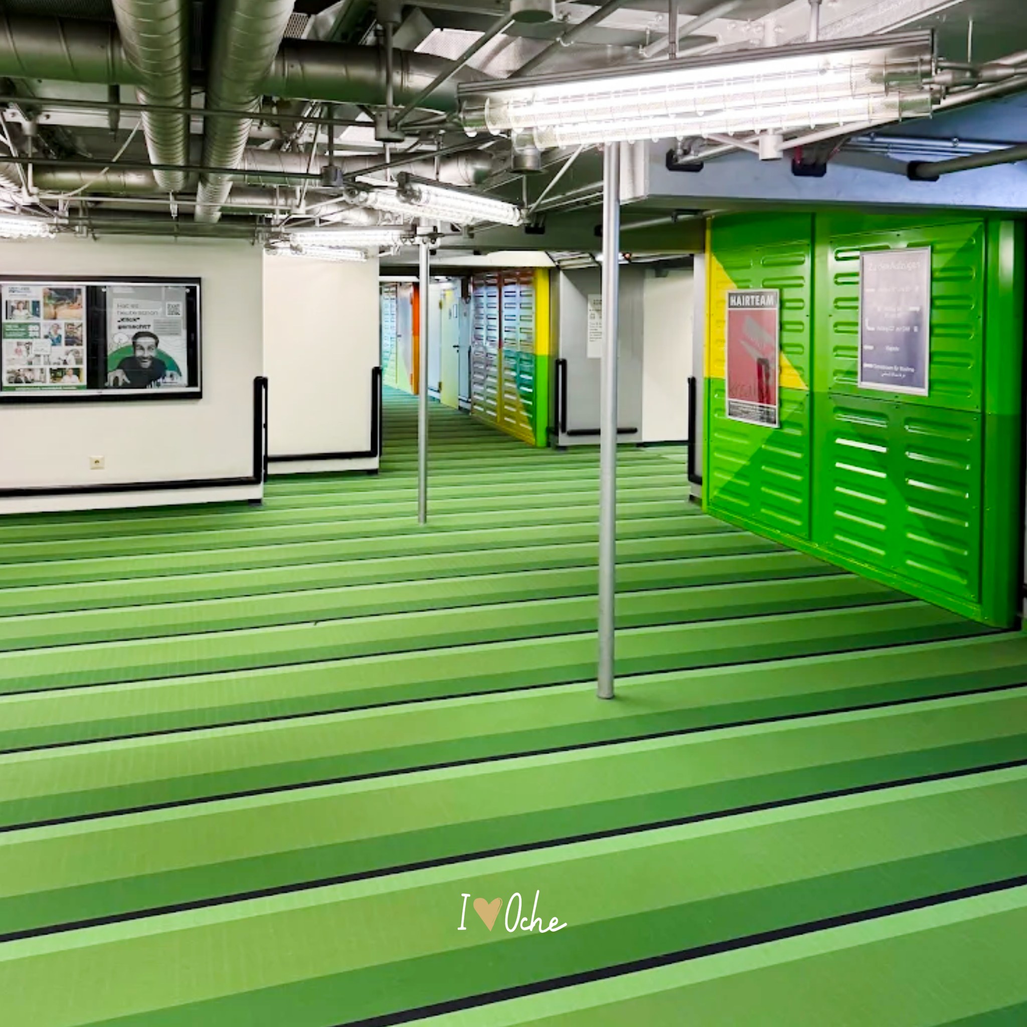 🏥 Ein Design Piece mitten in der Klinik: Der grüne Teppich der Uniklinik Aachen 🟩 Wer schon einmal durch die langen Flure der Uniklinik RWTH Aachen gegangen ist, kennt ihn: den grün
