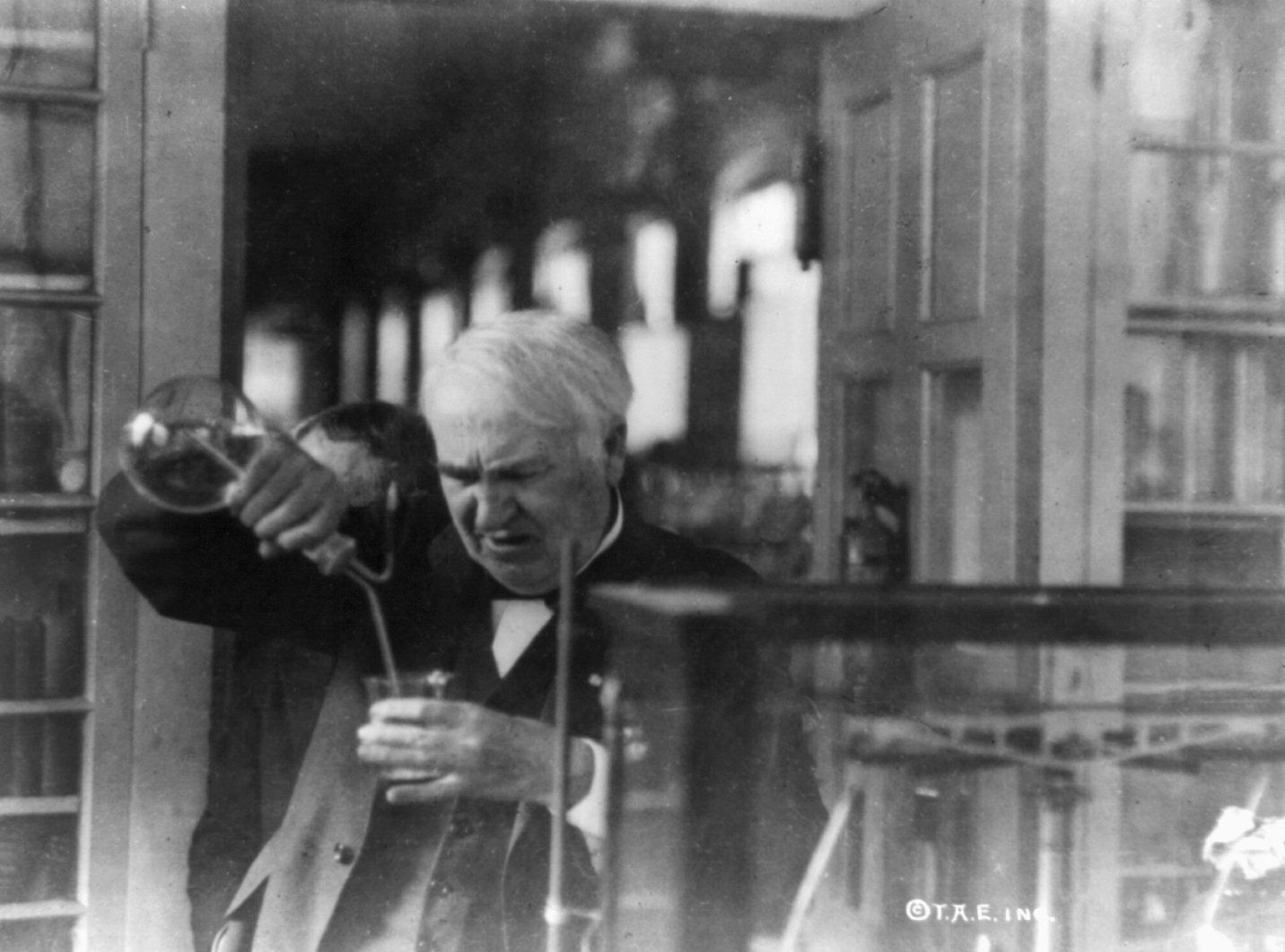 Physics - Thomas Edison experimenting in his laboratory, ca. 1920. ⚗️ ...