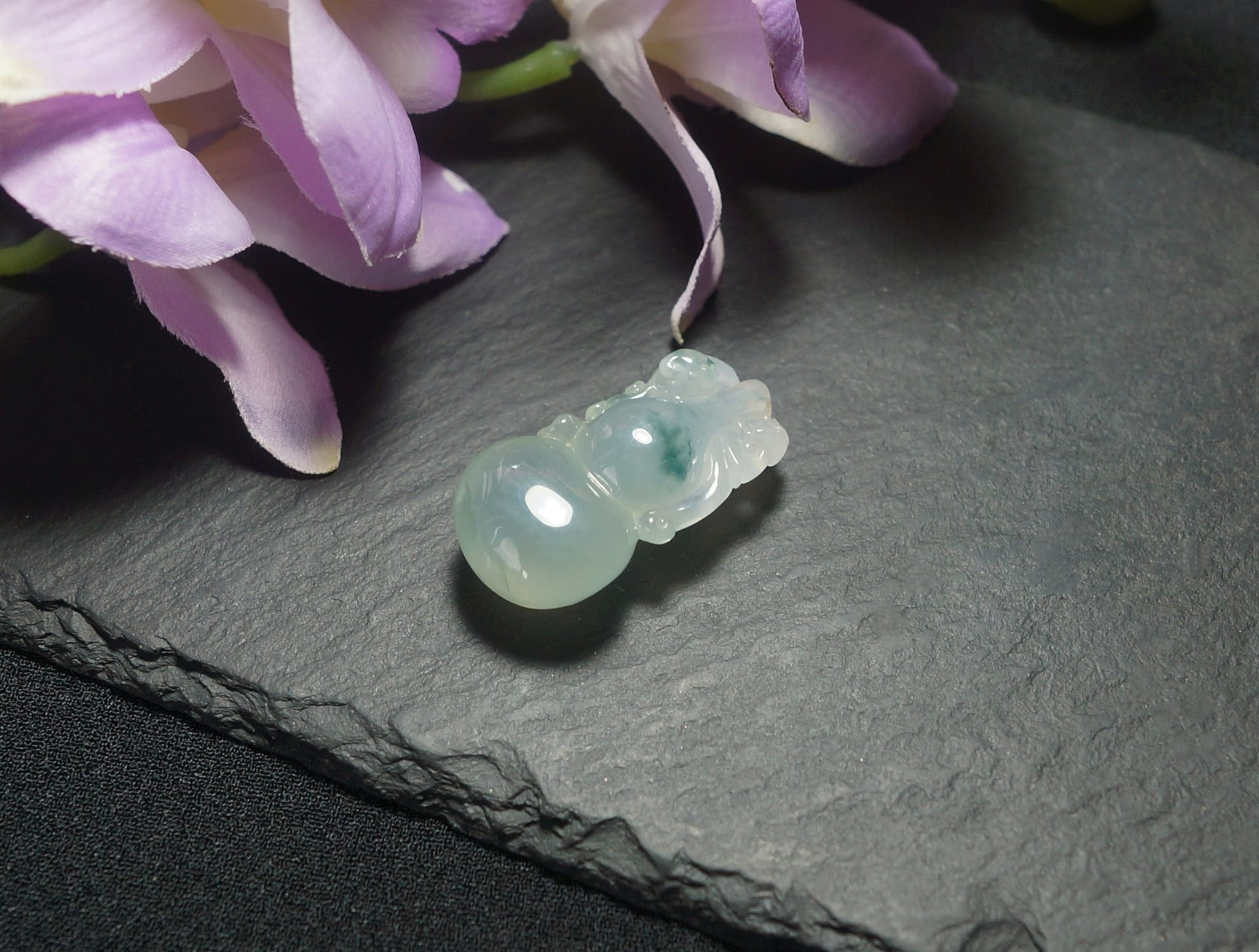 翡翠兄弟 Jade Bros. - 天然翡翠項墜 福祿壽三喜 冰種飄藍 起瑩放光 刻工精緻 立體葫蘆 身形柔美...