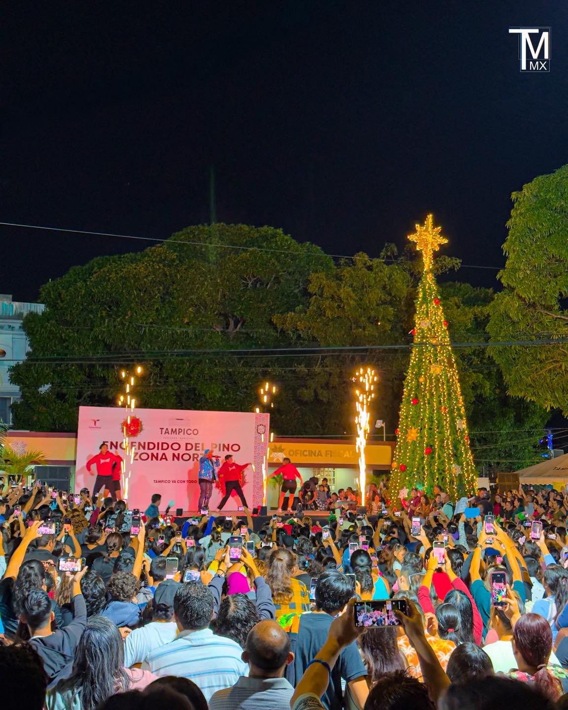 Tampico-Madero - Encendieron el pinito navideño en la zona norte de ...