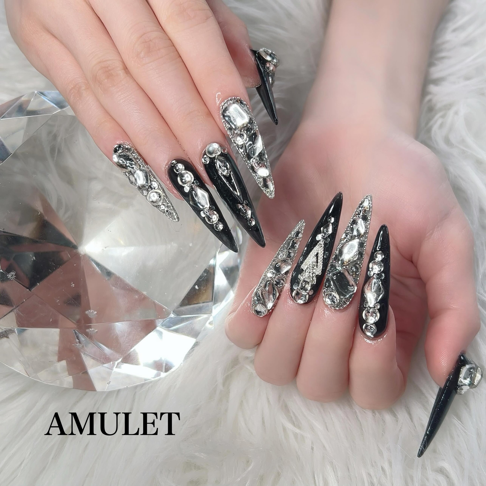 Amulet - ギラギラ〜?✨✨ ブラックベースにストーンが映えます 