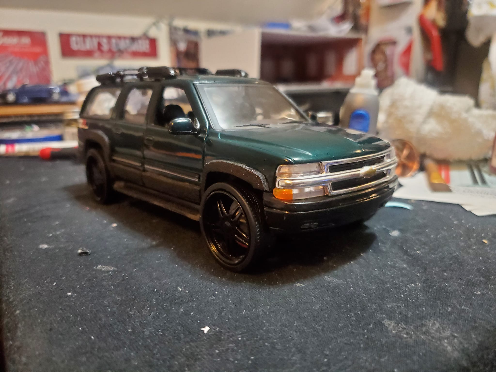 2000 Chevrolet Suburban die-cast model