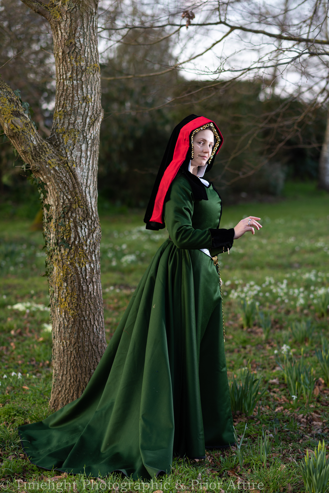 ThrowbackThursday to this early tudor gown and kirtle! the wool satin was so lush to work with and lovely to wear, i may get it out to wear at the market in