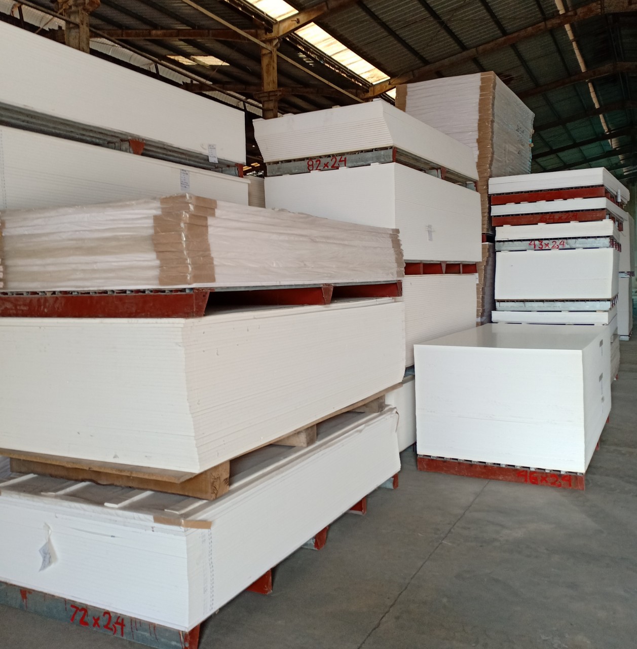Tấm ván gỗ nhựa PVC loại... - Ván gỗ nhựa Pitech - PVC FOAM | Facebook