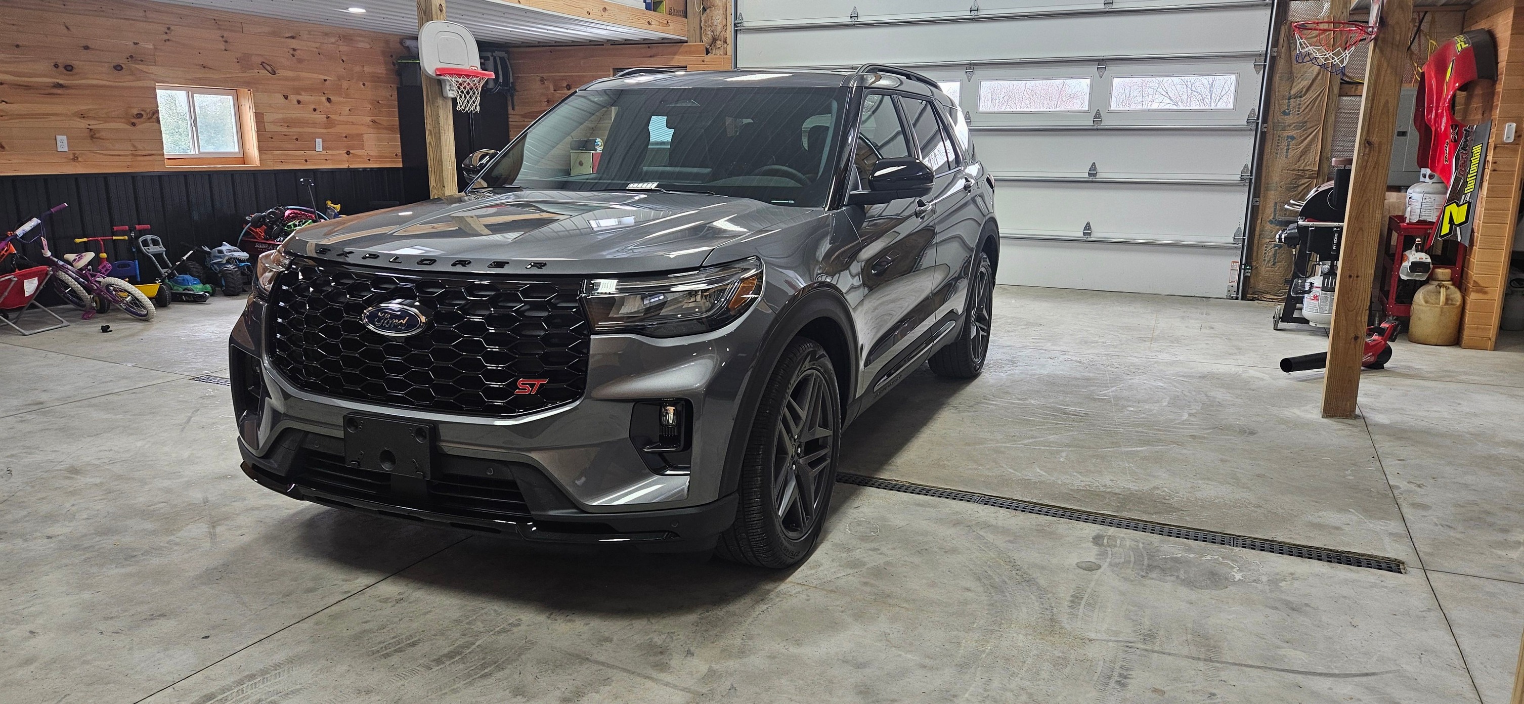 はと VF5 gloss black and classic in stock at Ford Explorer ST forum