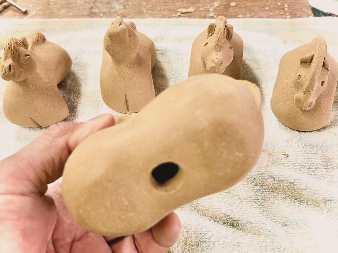 置物は中を空洞にしますので 裏側から土を出す作業に一手間かかります